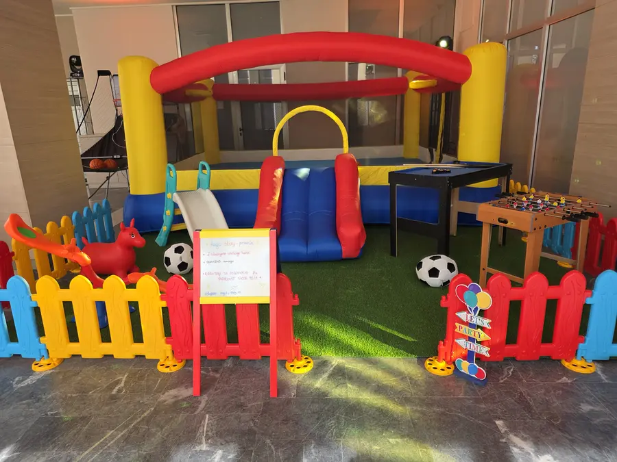 Šarena soft play zona sa dvorcem u hotelu