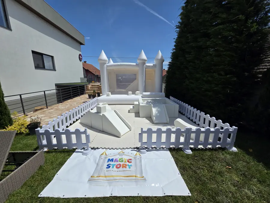 Bela soft play postava na otvorenom prostoru
