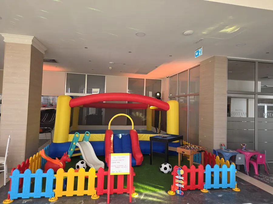 Dvorac na naduvavanje u hotel Fontana