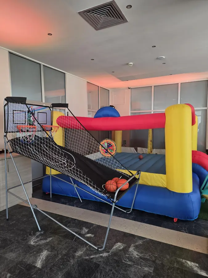 Košarkaš koš i šareni dvorac u hotelu