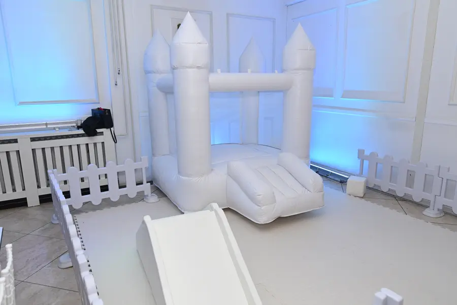 Bela soft play i dvorac u sali sa plavim svetlom