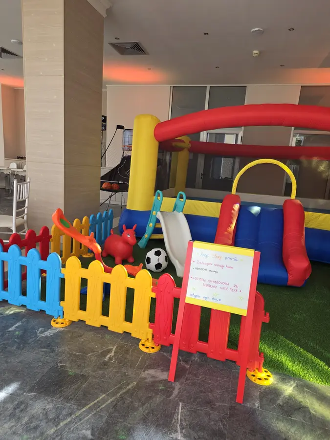Šarena soft play zona sa dvorcem
